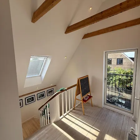 - Family House With Large Courtyard & Garden Ferienhaus *